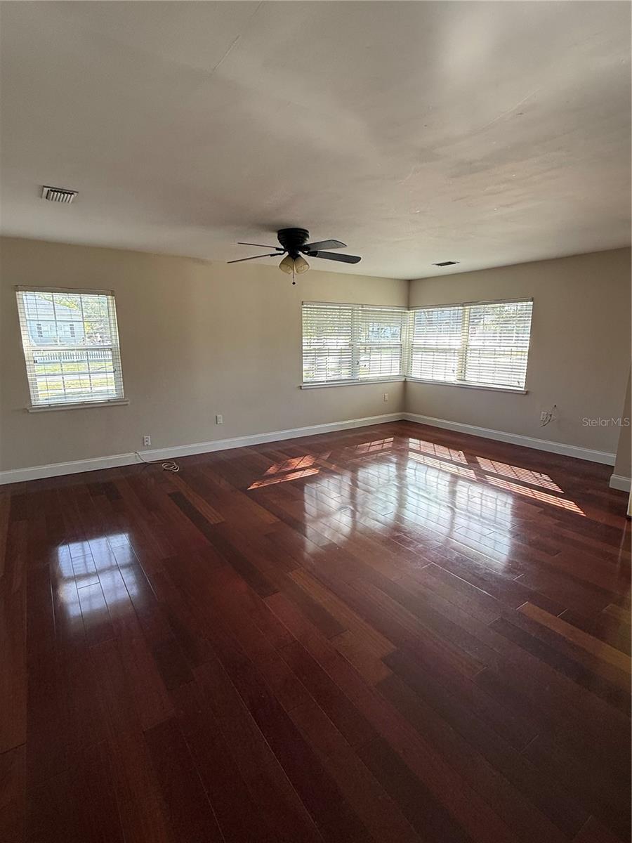 Image 9 of 17 For 401 Lincoln Avenue