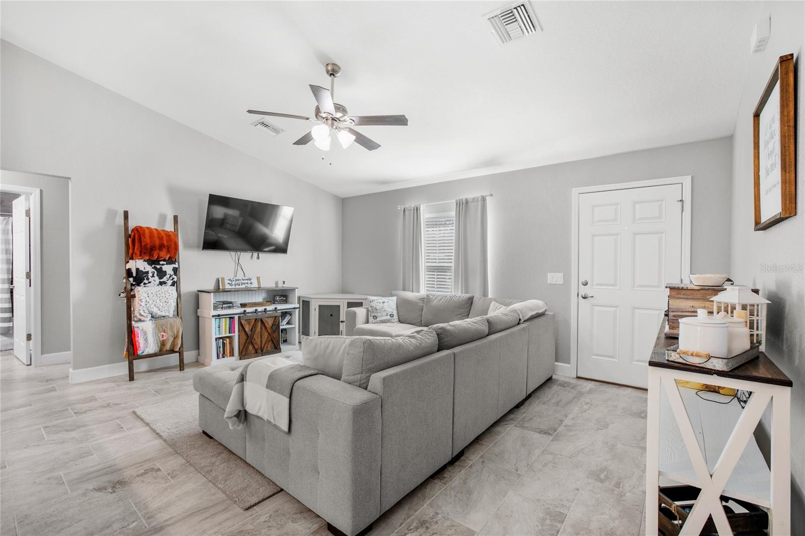 Listing photo id 2 for 163 Marion Oaks Pass