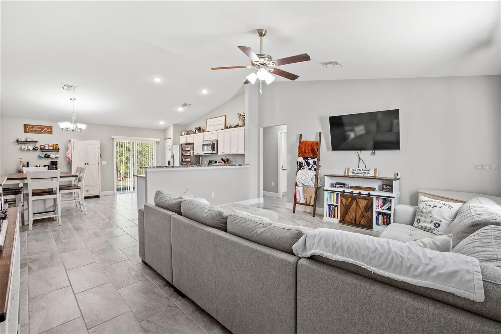 Listing photo id 3 for 163 Marion Oaks Pass