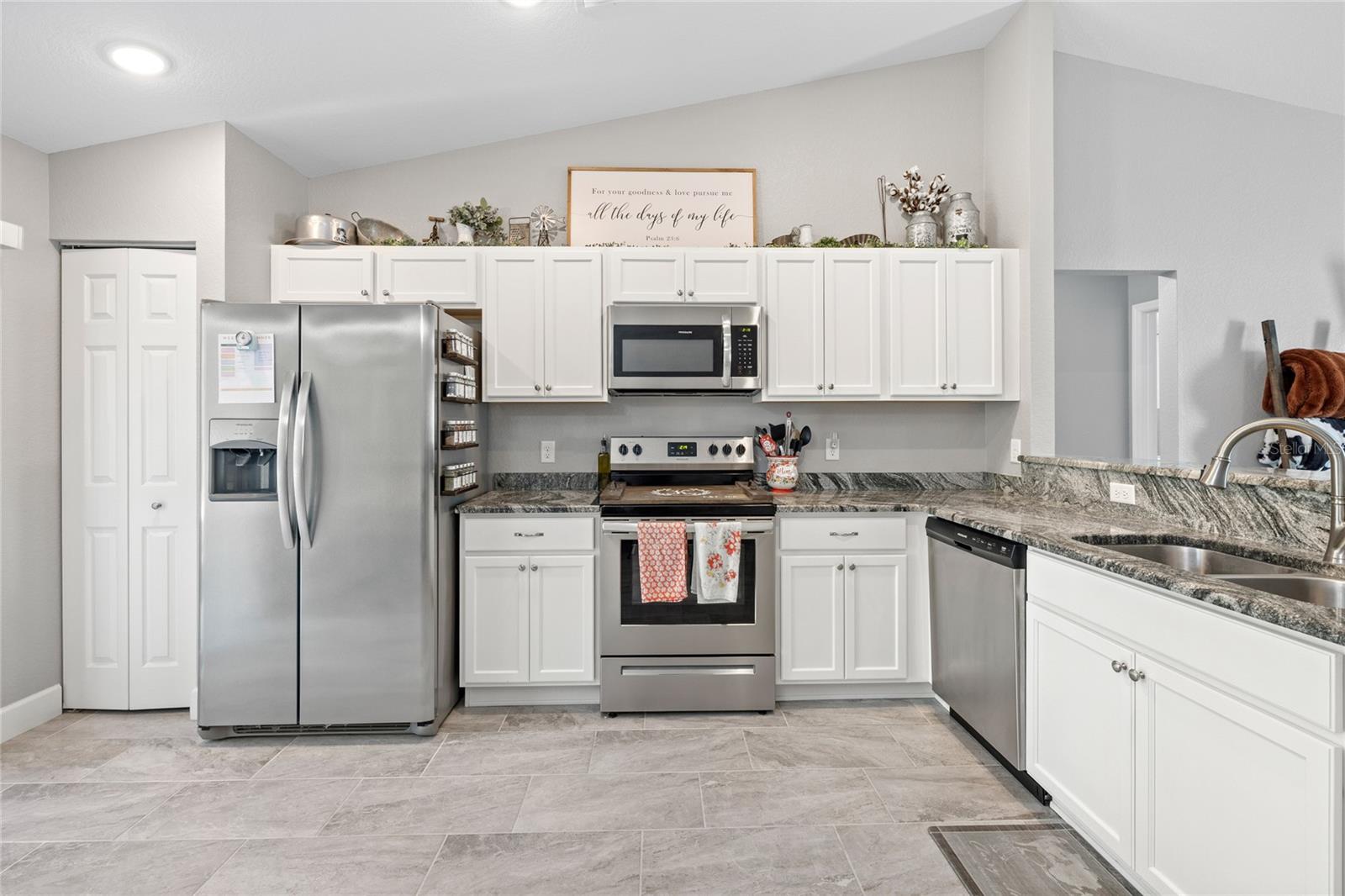 Listing photo id 7 for 163 Marion Oaks Pass