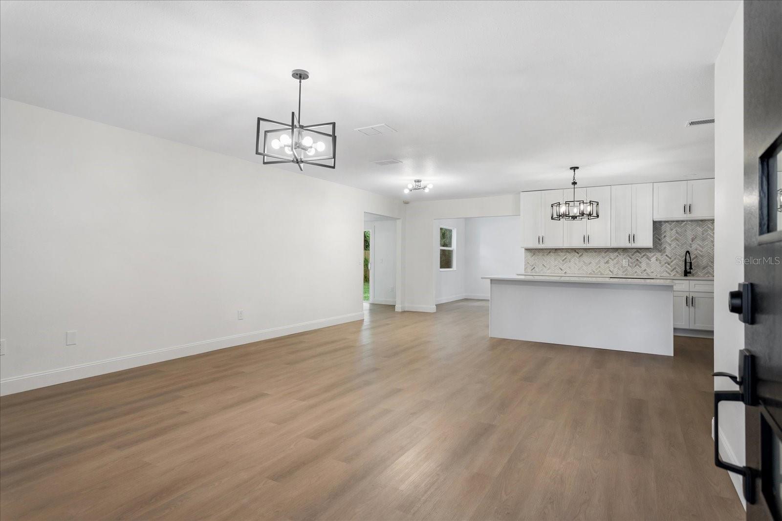 Image 4 of 24 For 781 Riviera Drive Ne