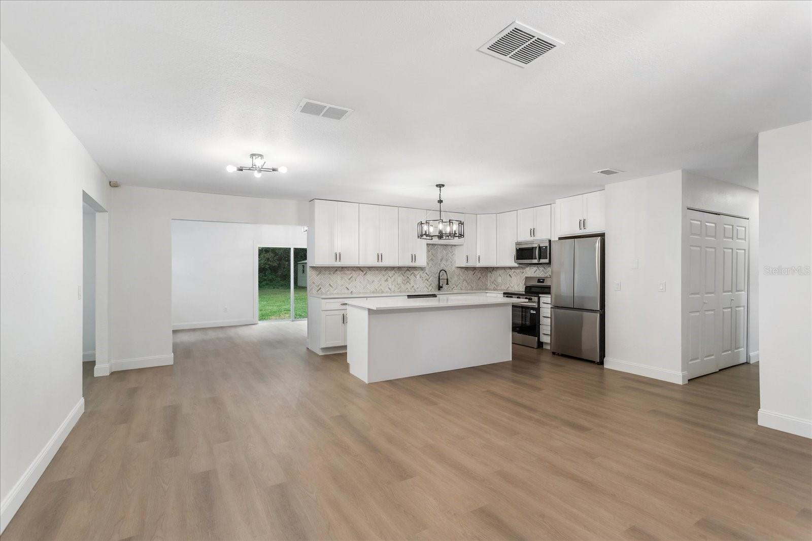 Image 6 of 24 For 781 Riviera Drive Ne