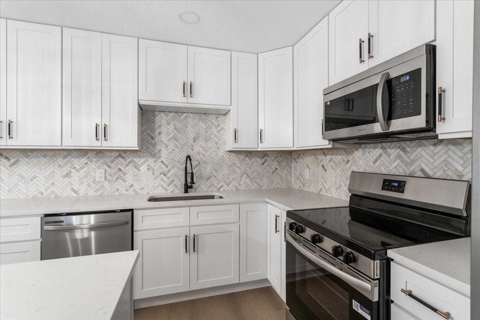 Image 8 of 24 For 781 Riviera Drive Ne