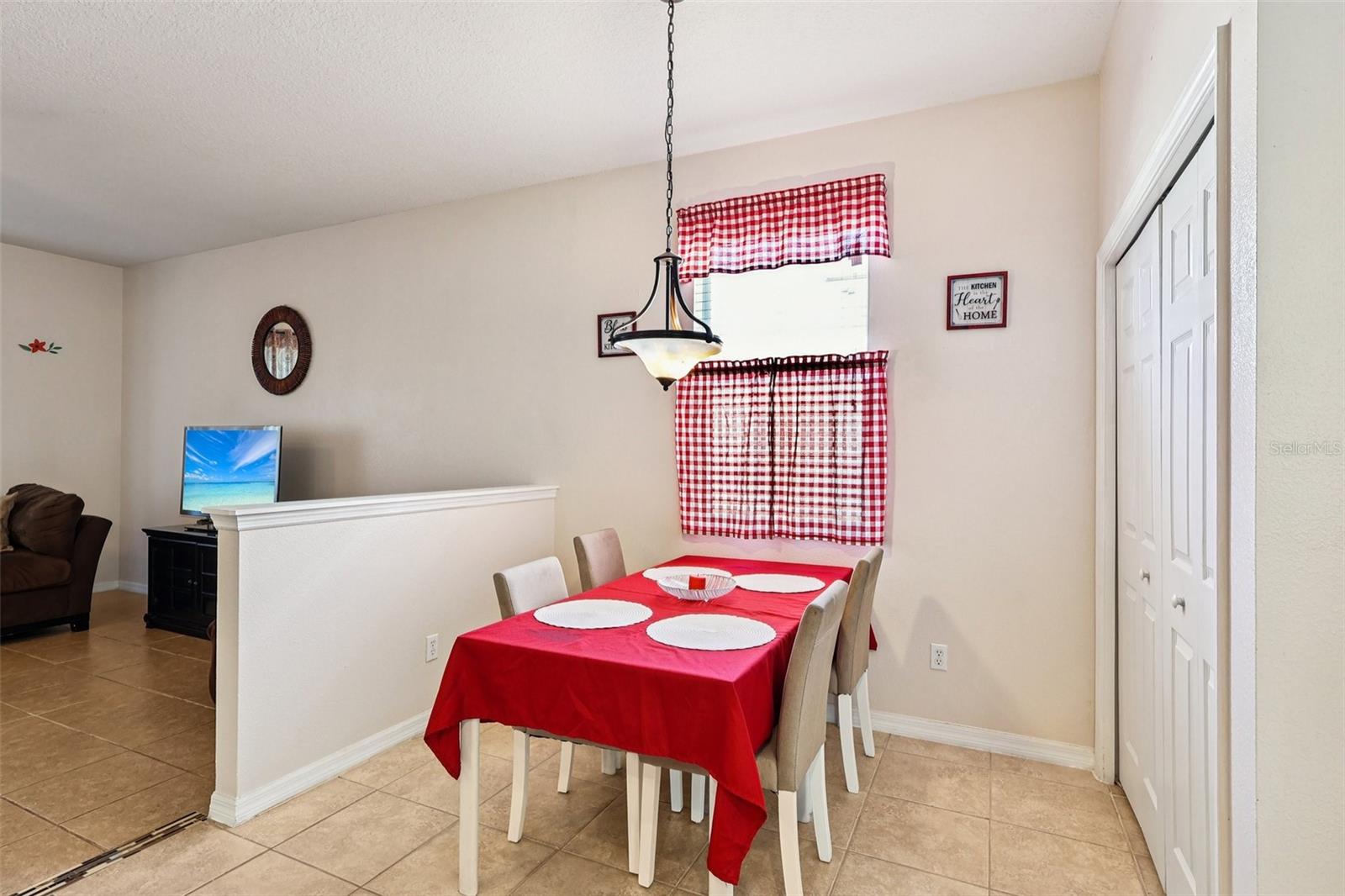 Listing photo id 8 for 2040 Manhattan Lane