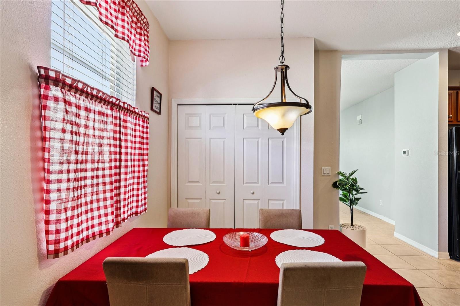 Listing photo id 9 for 2040 Manhattan Lane