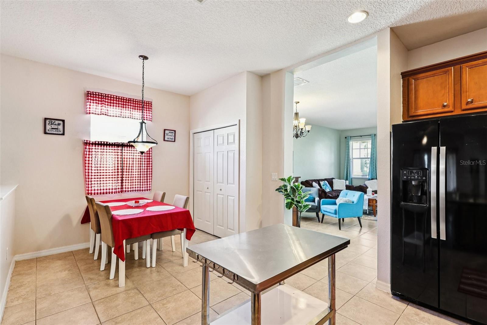 Listing photo id 10 for 2040 Manhattan Lane