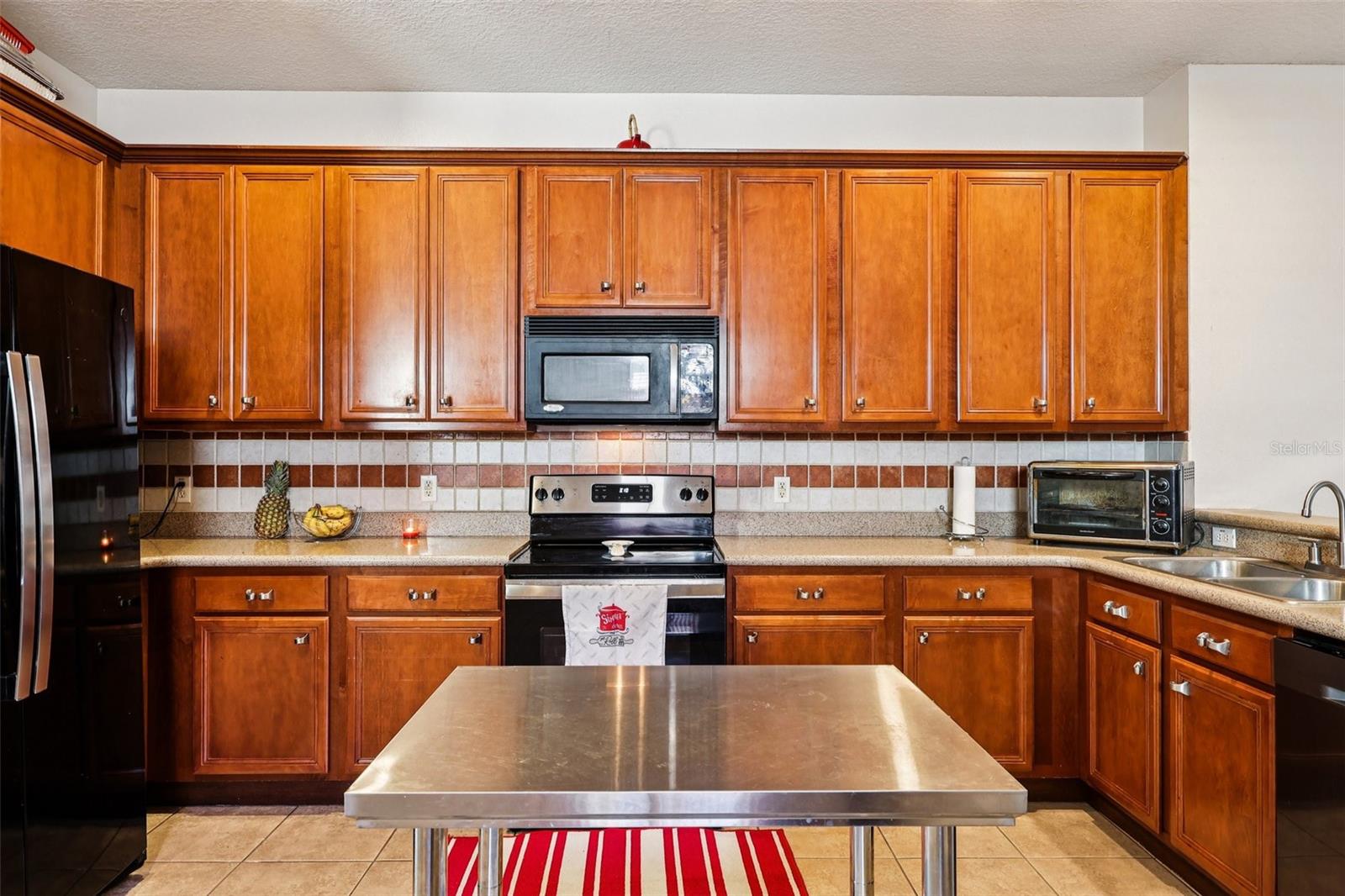 Listing photo id 13 for 2040 Manhattan Lane