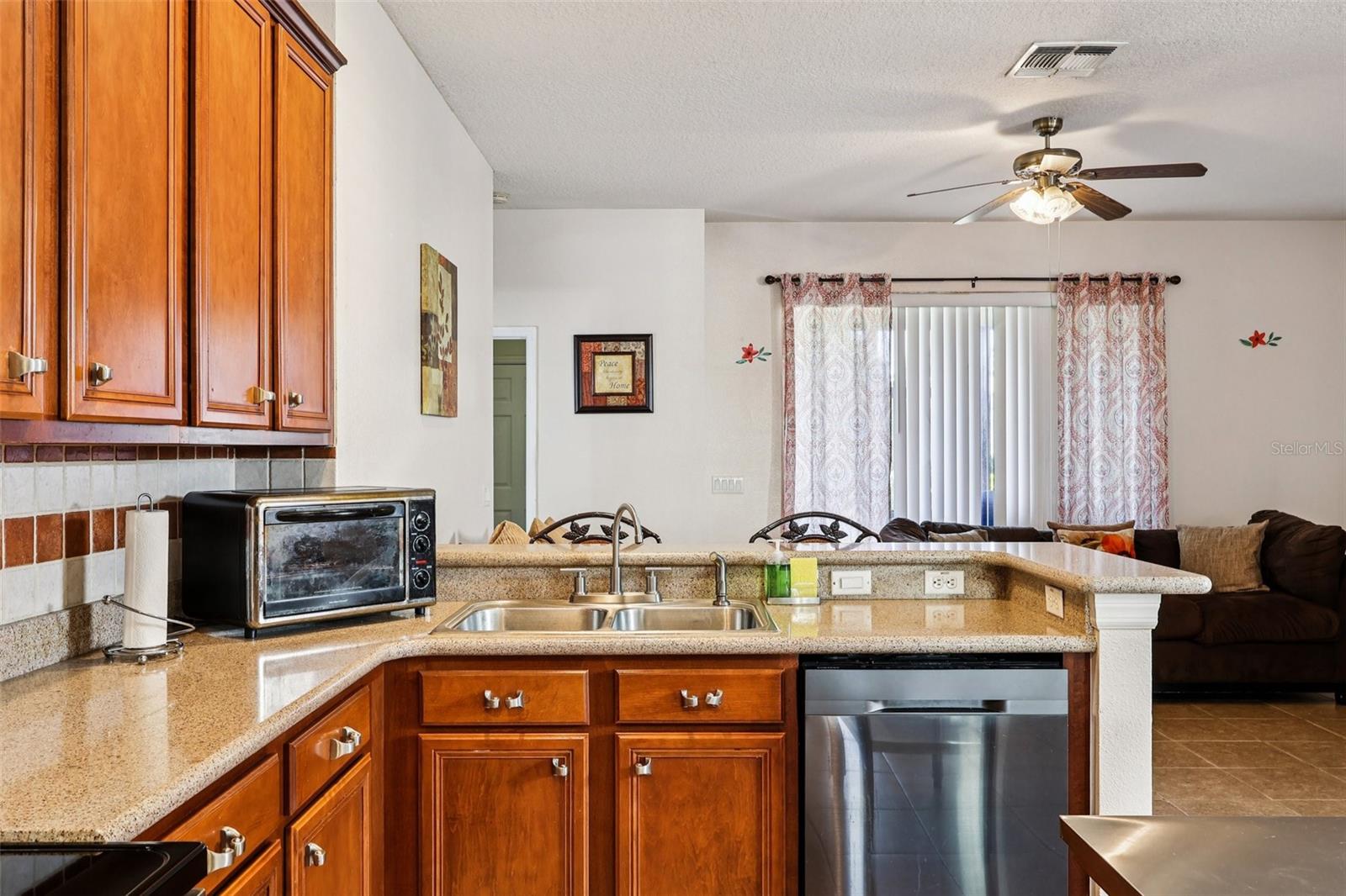 Listing photo id 15 for 2040 Manhattan Lane