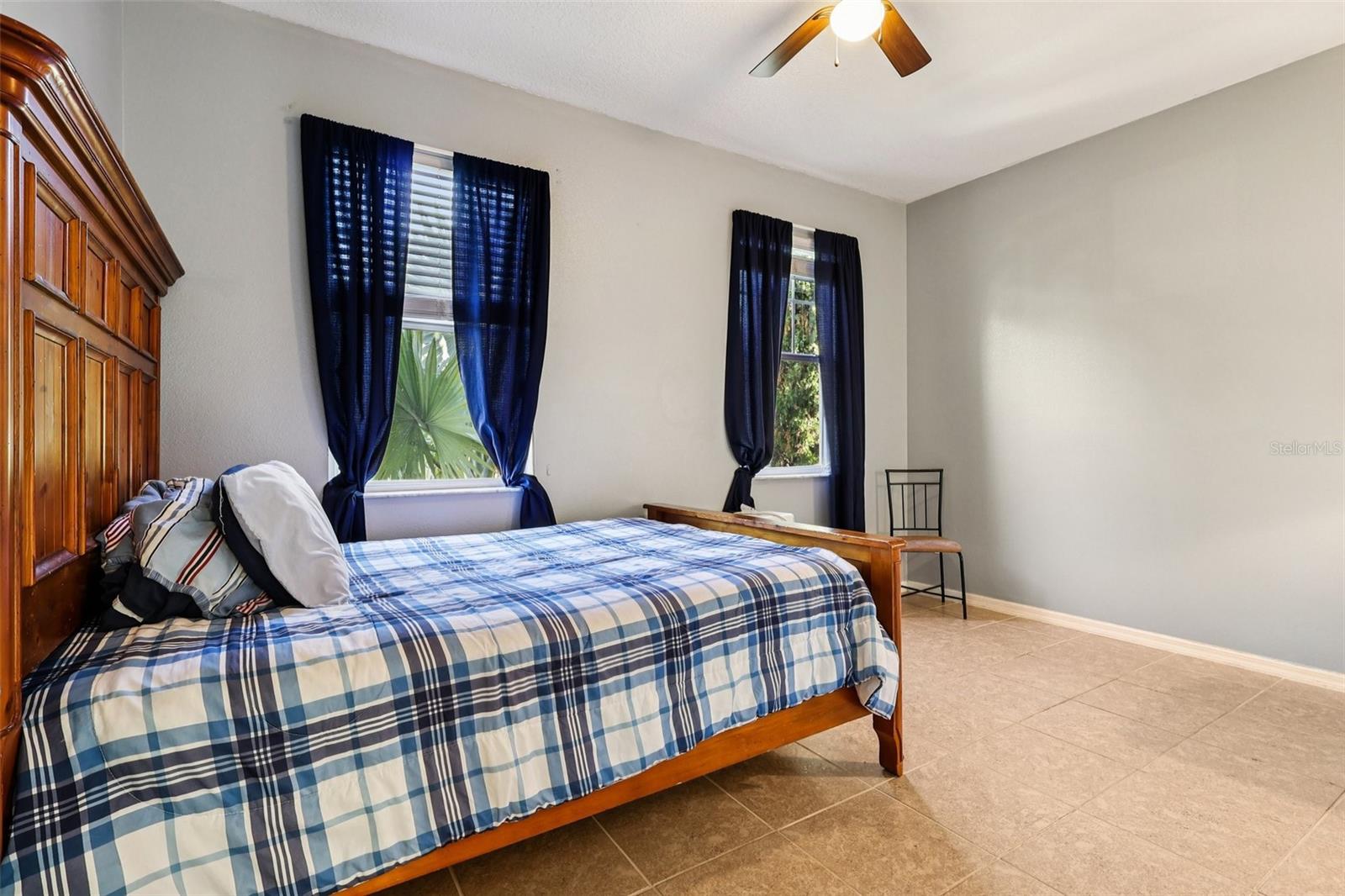 Listing photo id 16 for 2040 Manhattan Lane