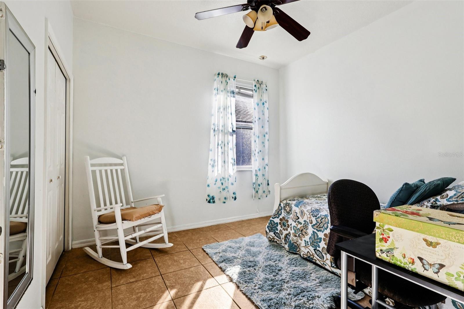 Listing photo id 18 for 2040 Manhattan Lane