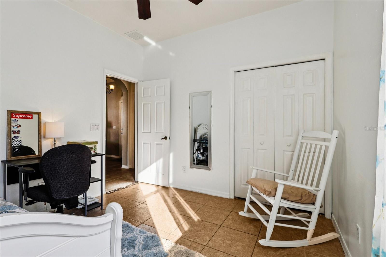 Listing photo id 19 for 2040 Manhattan Lane