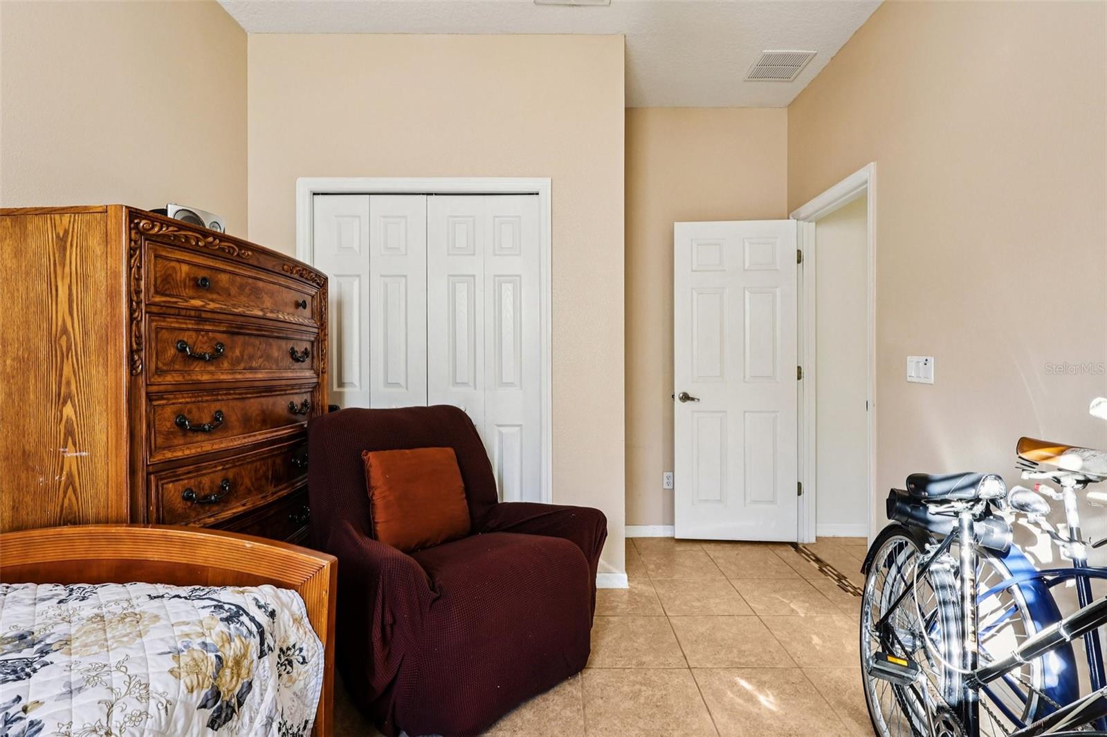 Listing photo id 22 for 2040 Manhattan Lane