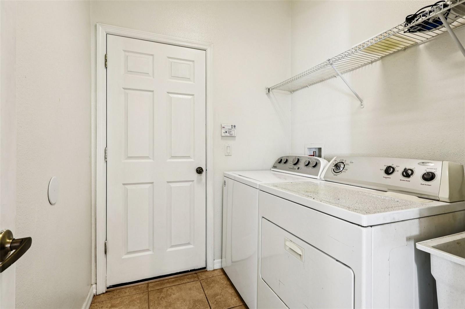 Listing photo id 23 for 2040 Manhattan Lane