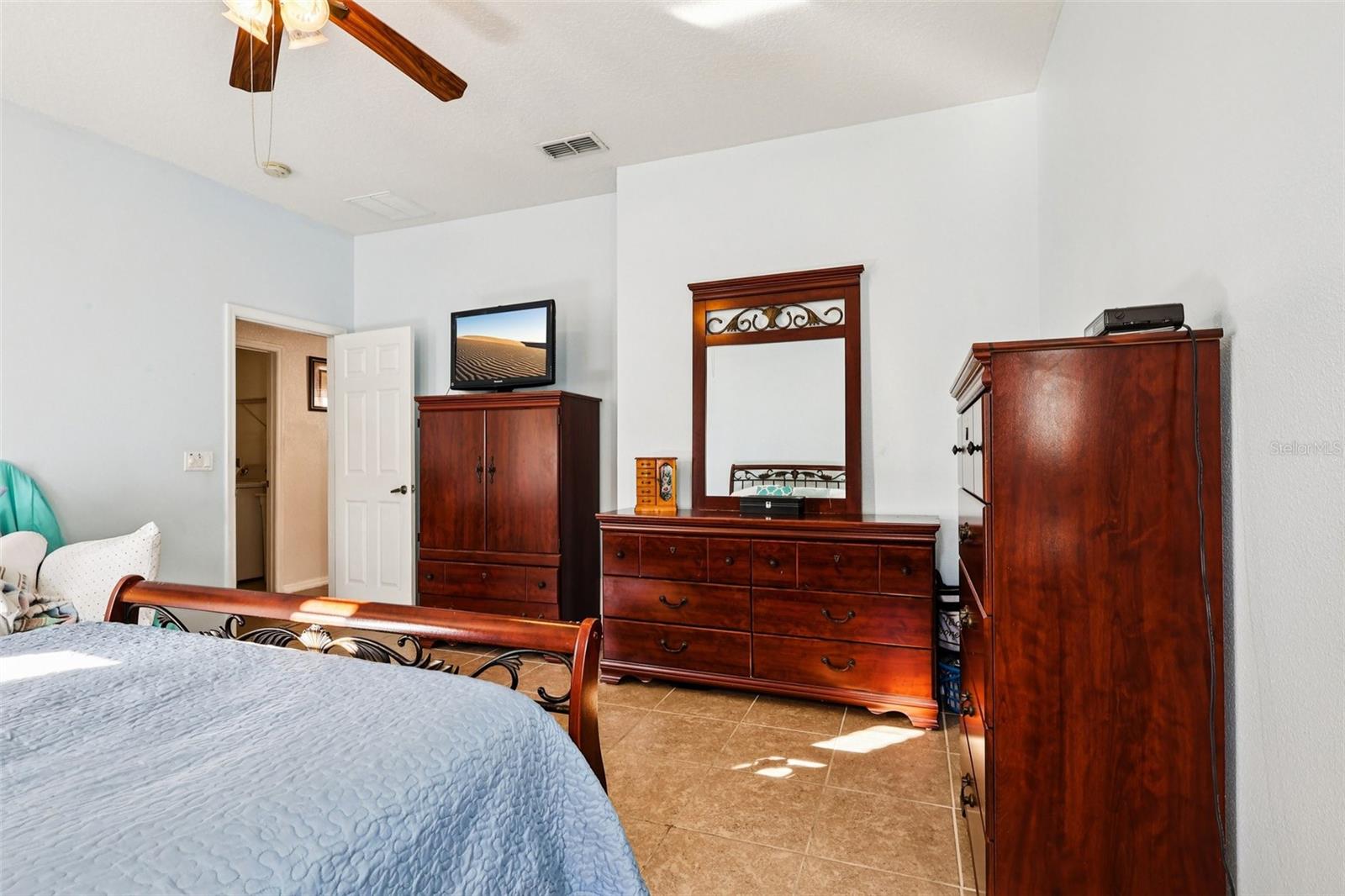 Listing photo id 25 for 2040 Manhattan Lane