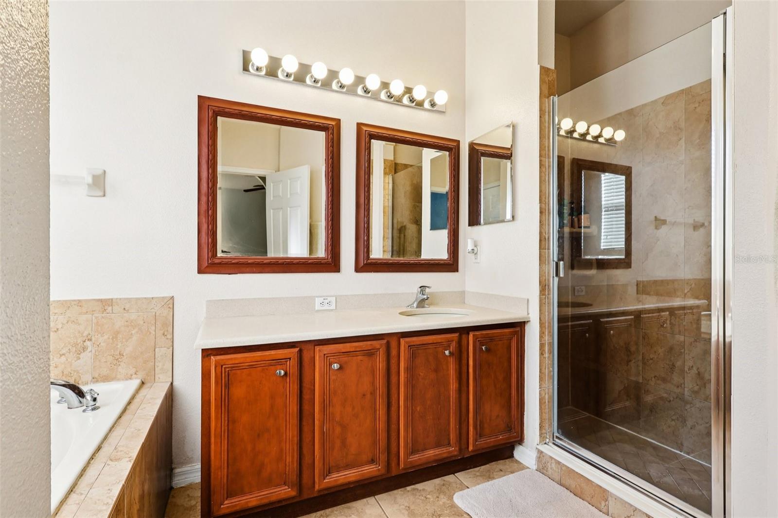 Listing photo id 27 for 2040 Manhattan Lane