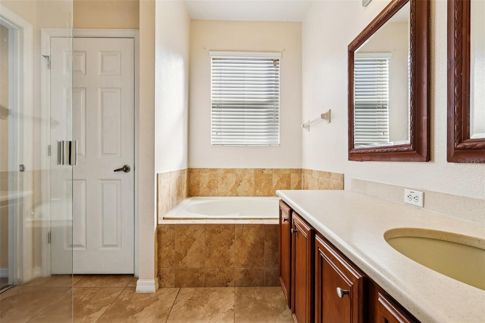 Listing photo id 28 for 2040 Manhattan Lane