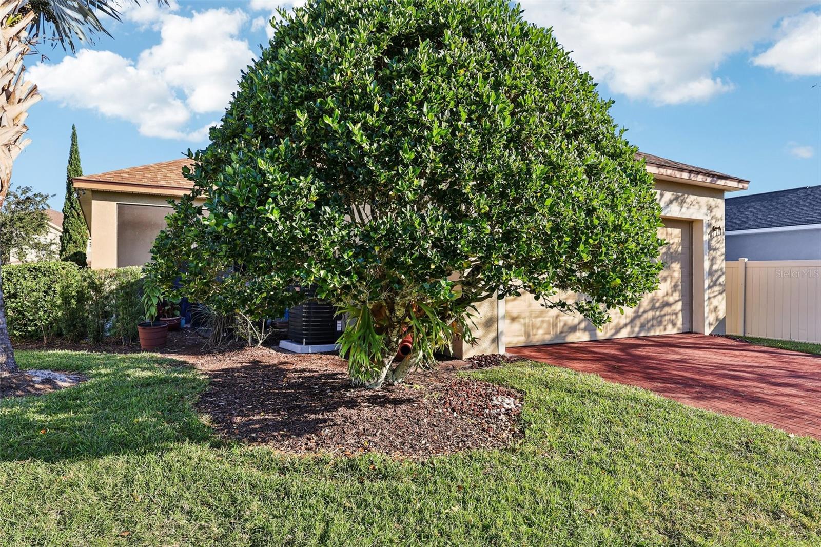 Listing photo id 32 for 2040 Manhattan Lane