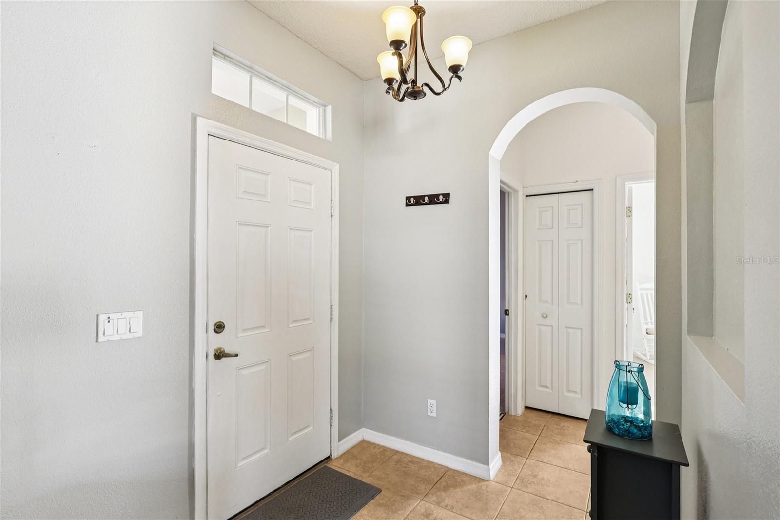 Listing photo id 2 for 2040 Manhattan Lane