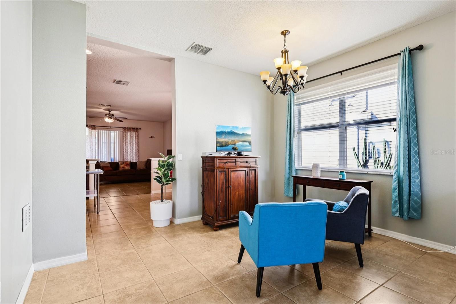 Listing photo id 4 for 2040 Manhattan Lane