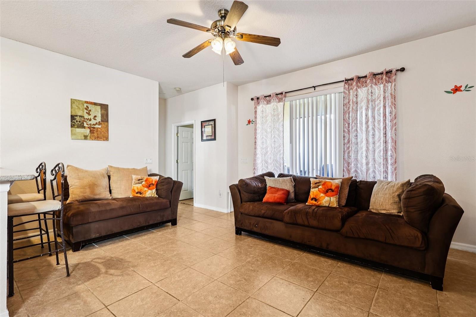 Listing photo id 6 for 2040 Manhattan Lane