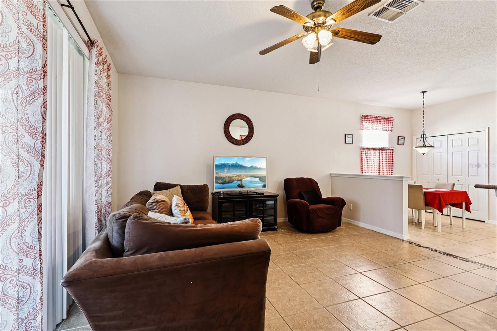 Listing photo id 7 for 2040 Manhattan Lane