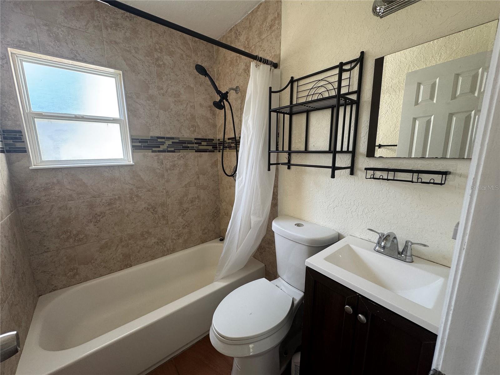 Image 12 of 14 For 636 Columbia Street