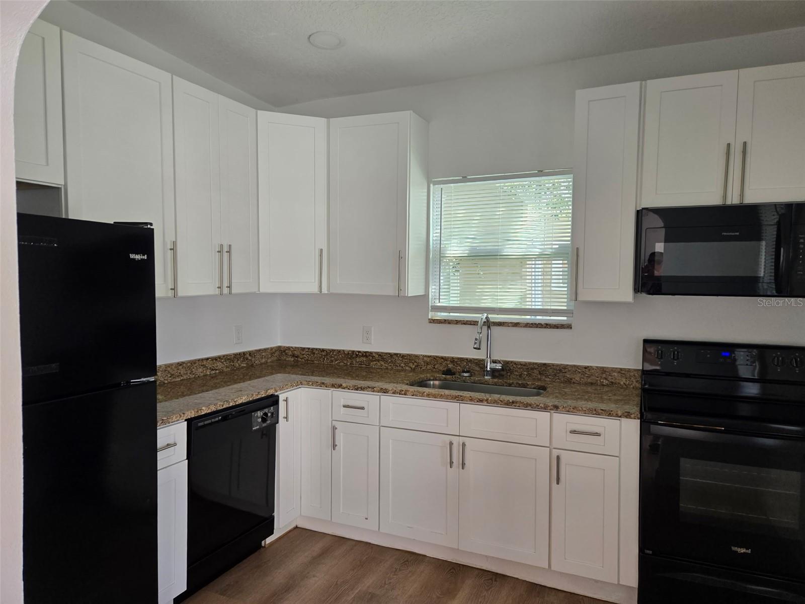 Image 2 of 7 For 403 Avenue J Se