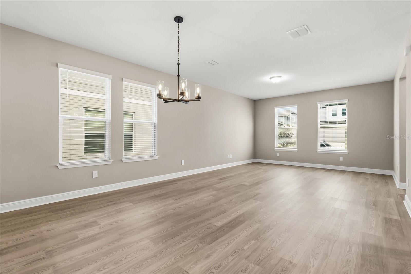 Image 7 of 39 For 16496 Silver Brook Way