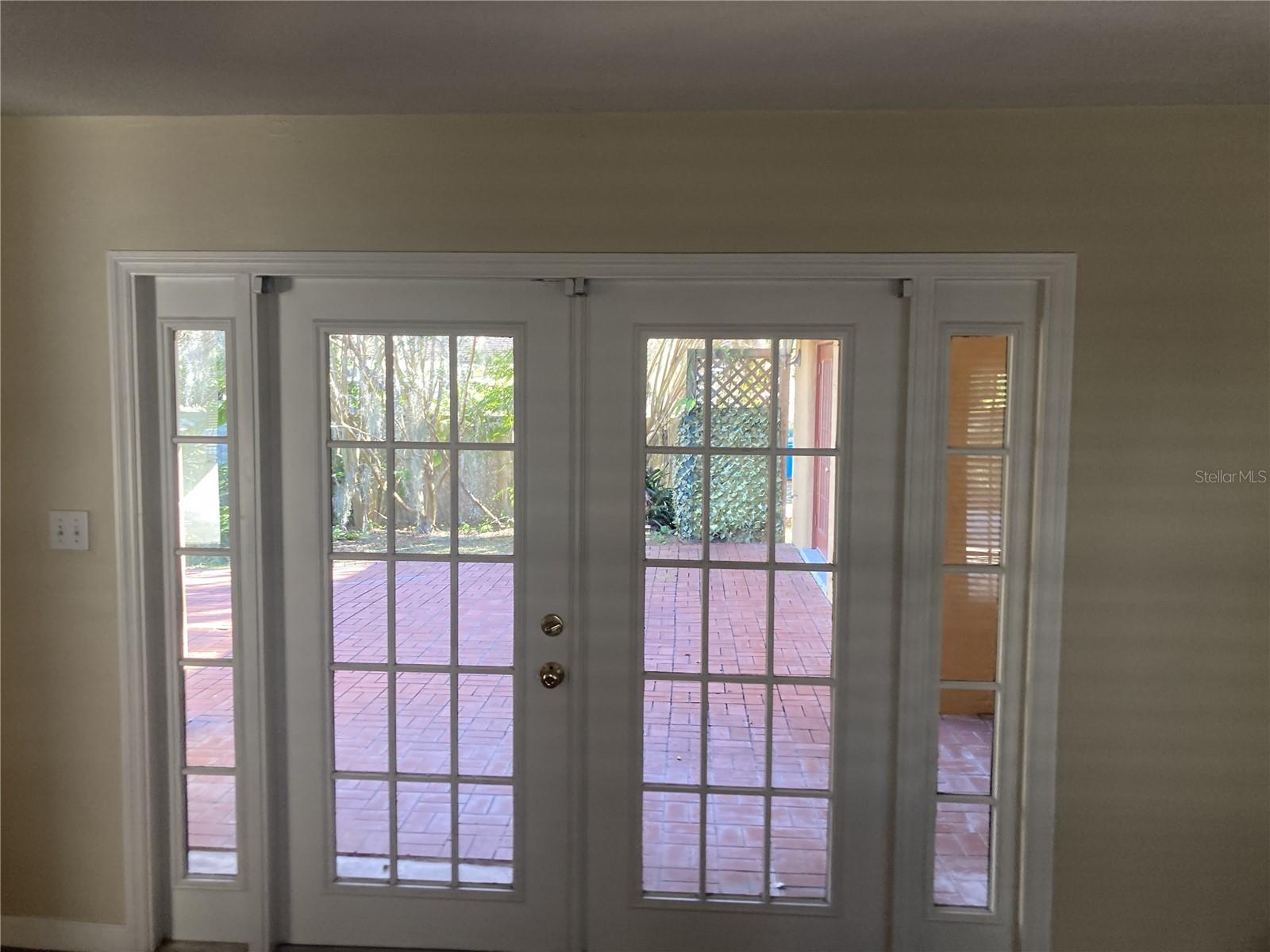 Listing photo id 2 for 805 Oakdale Street