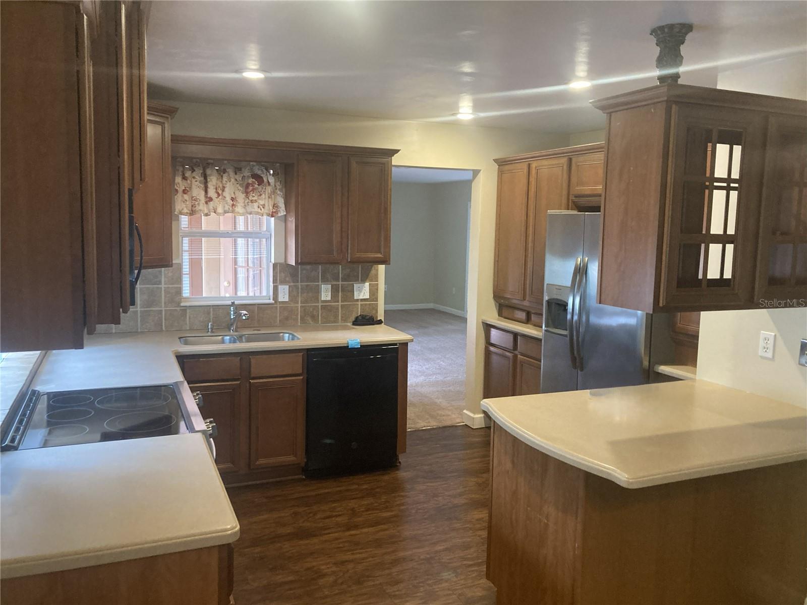 Listing photo id 3 for 805 Oakdale Street