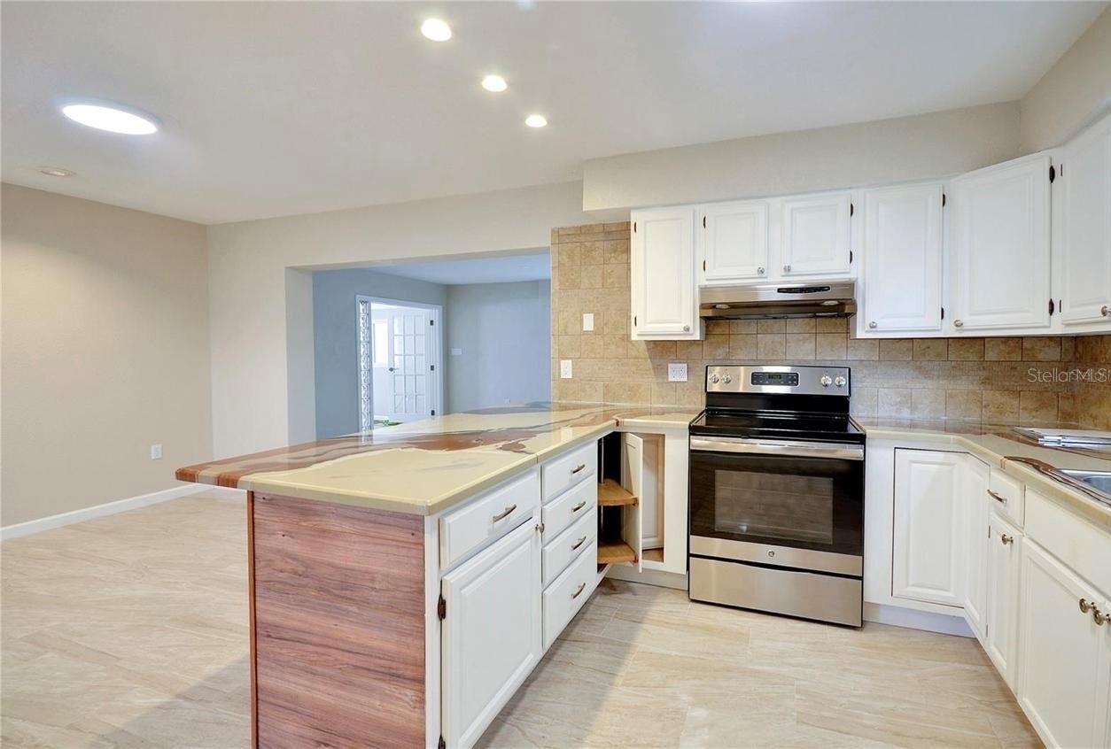 Image 7 of 20 For 757 Evangeline Avenue