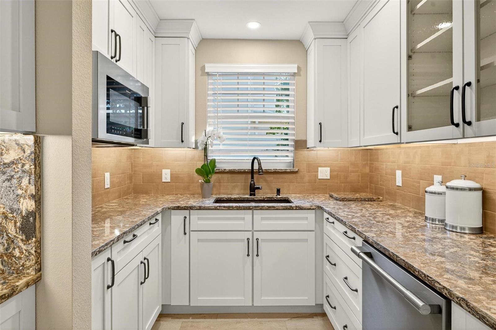 Image 23 of 82 For 1231 Poinsettia Avenue