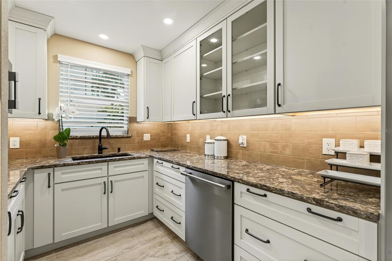 Image 24 of 82 For 1231 Poinsettia Avenue