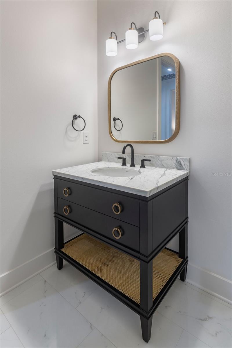 Image 11 of 83 For 910 Golfview Street