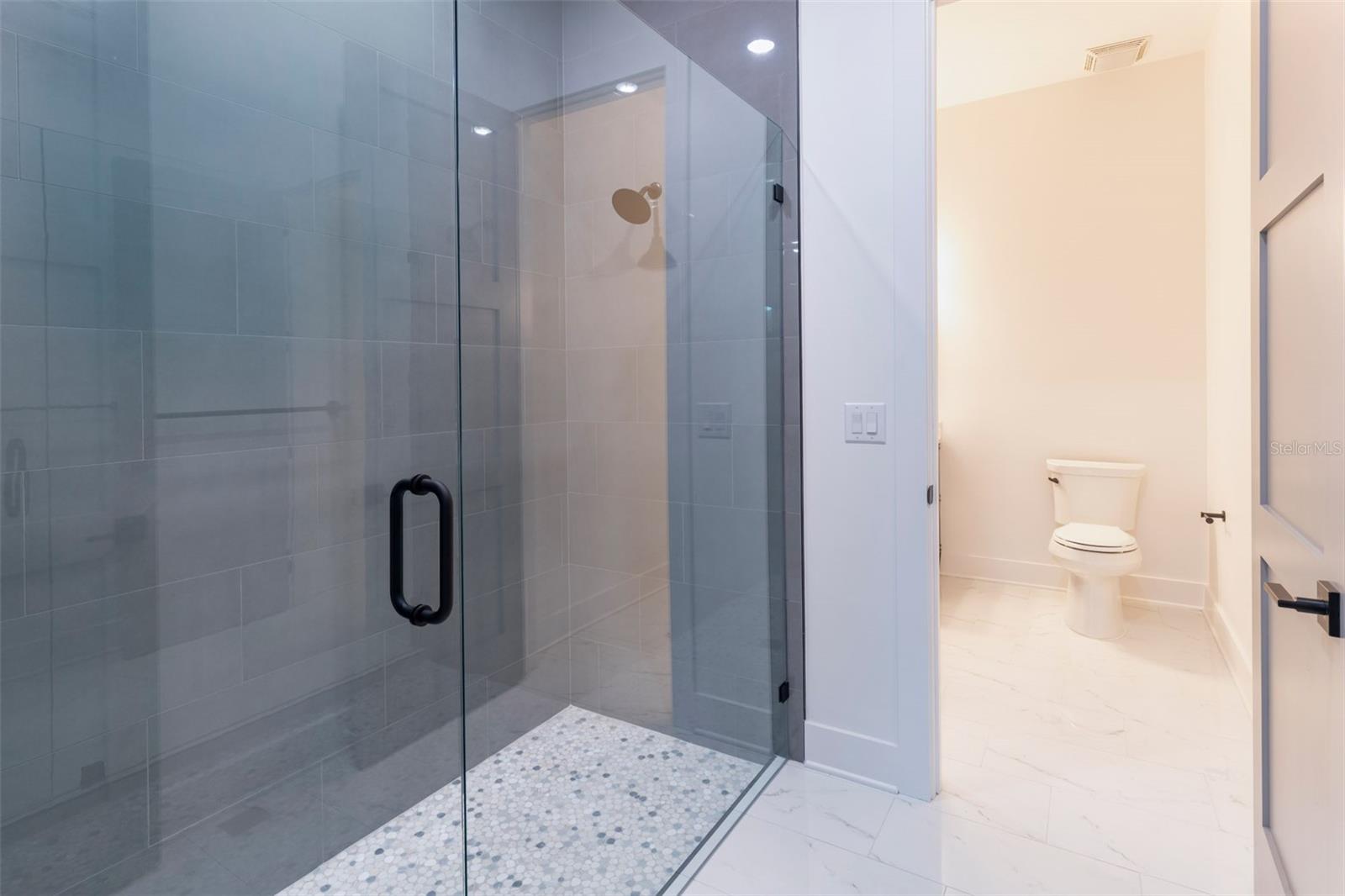 Image 12 of 83 For 910 Golfview Street