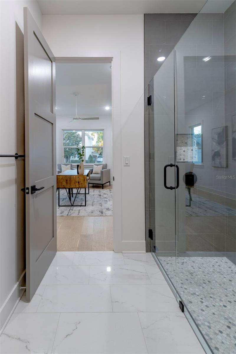 Image 13 of 83 For 910 Golfview Street