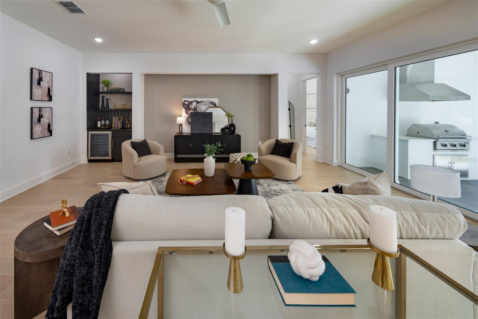 Image 16 of 83 For 910 Golfview Street