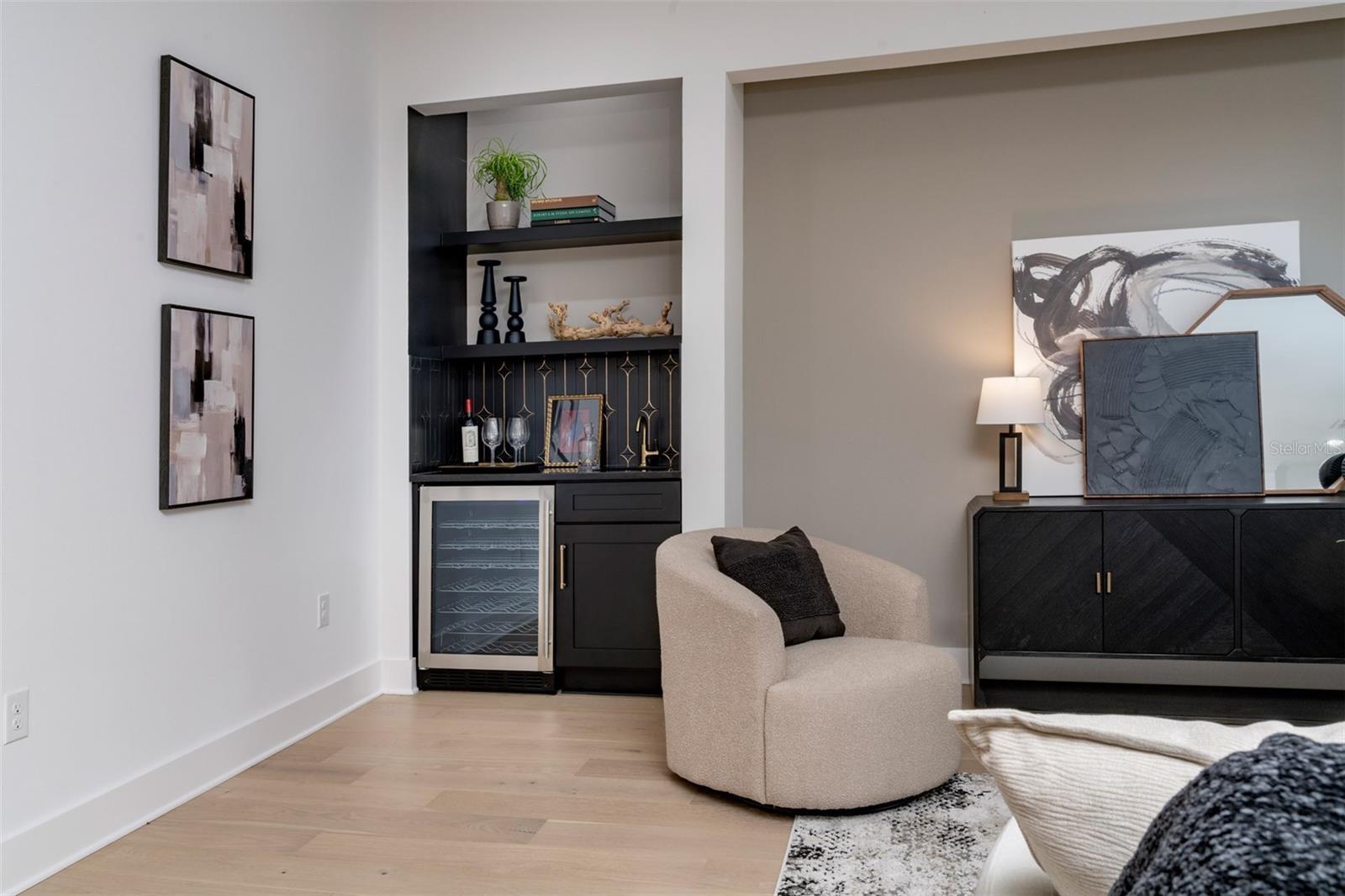 Image 18 of 83 For 910 Golfview Street