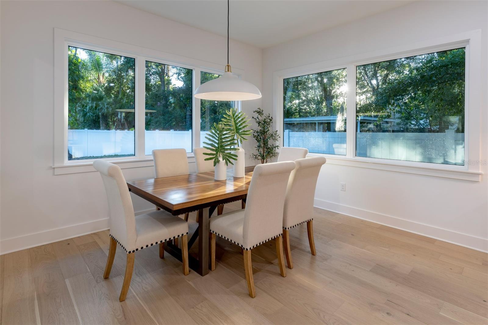 Image 33 of 83 For 910 Golfview Street