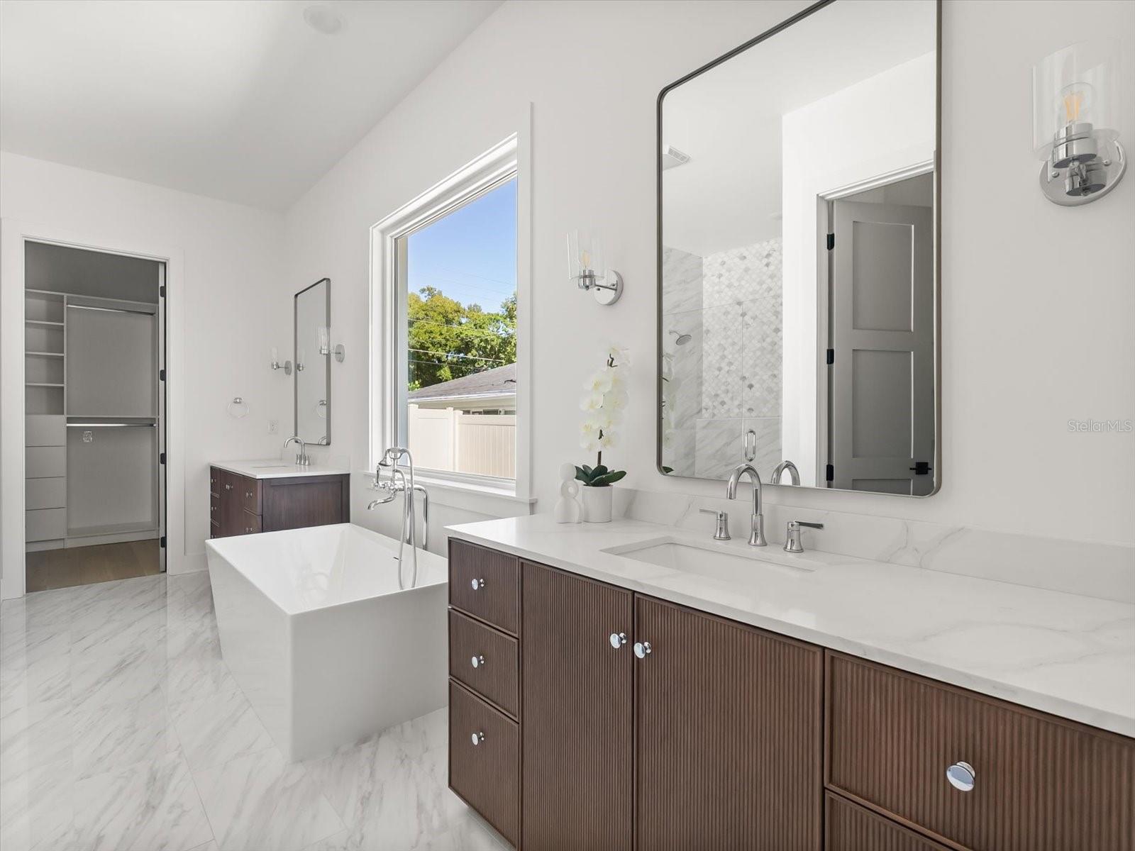 Image 42 of 83 For 910 Golfview Street