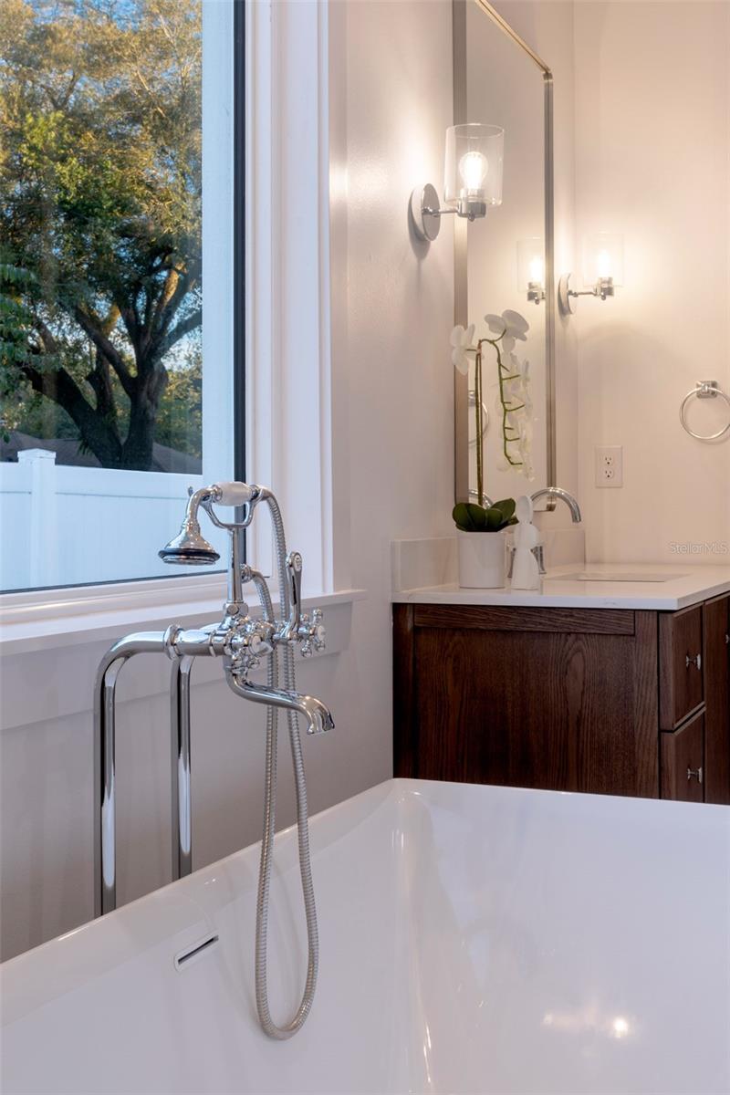 Image 46 of 83 For 910 Golfview Street