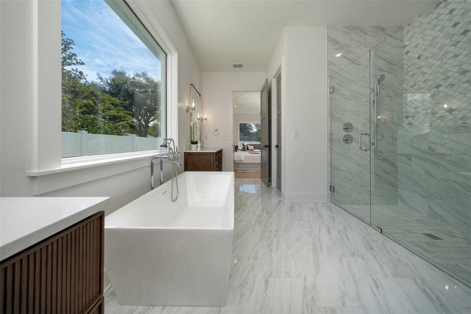 Image 47 of 83 For 910 Golfview Street