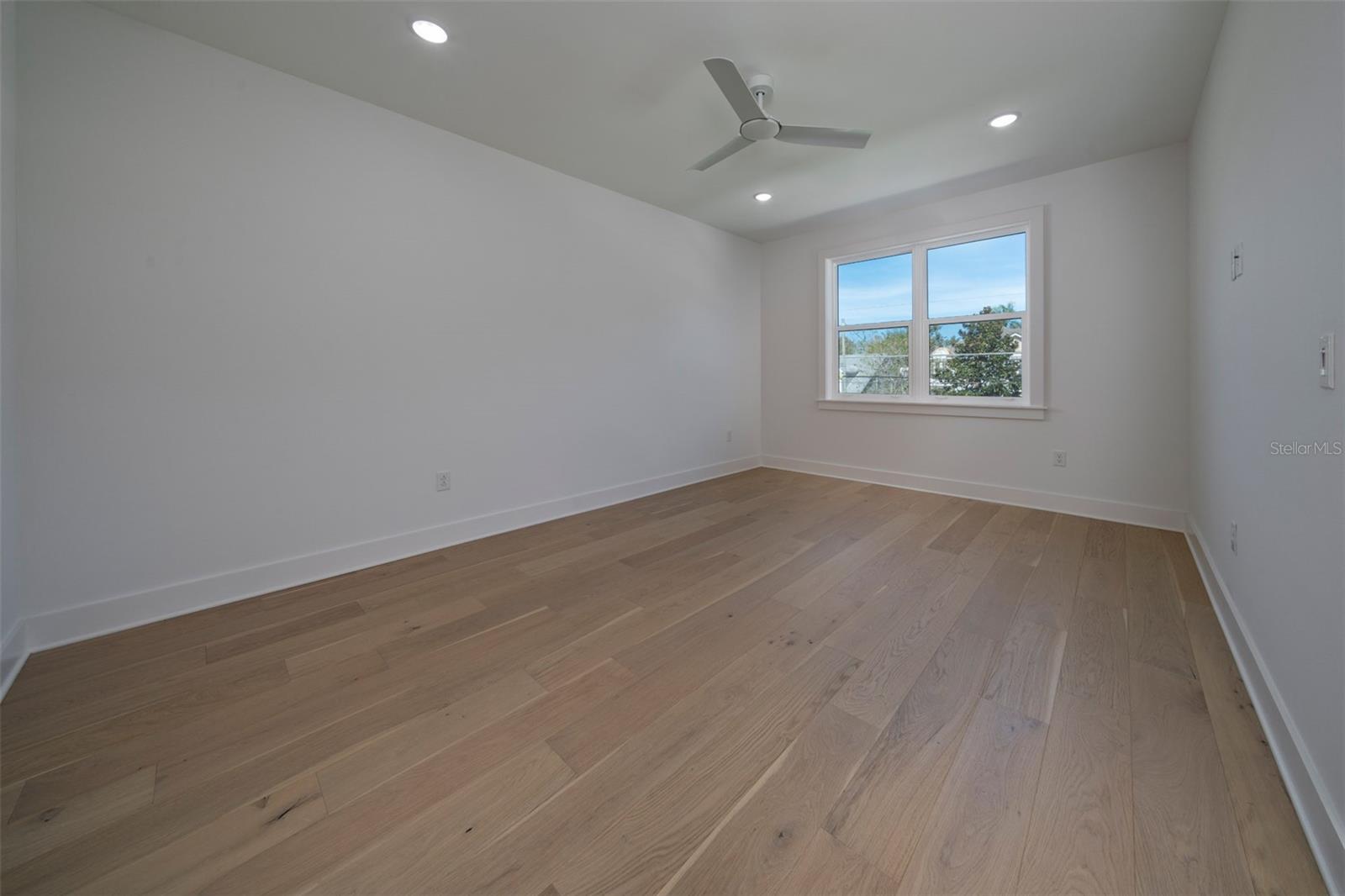 Image 62 of 83 For 910 Golfview Street