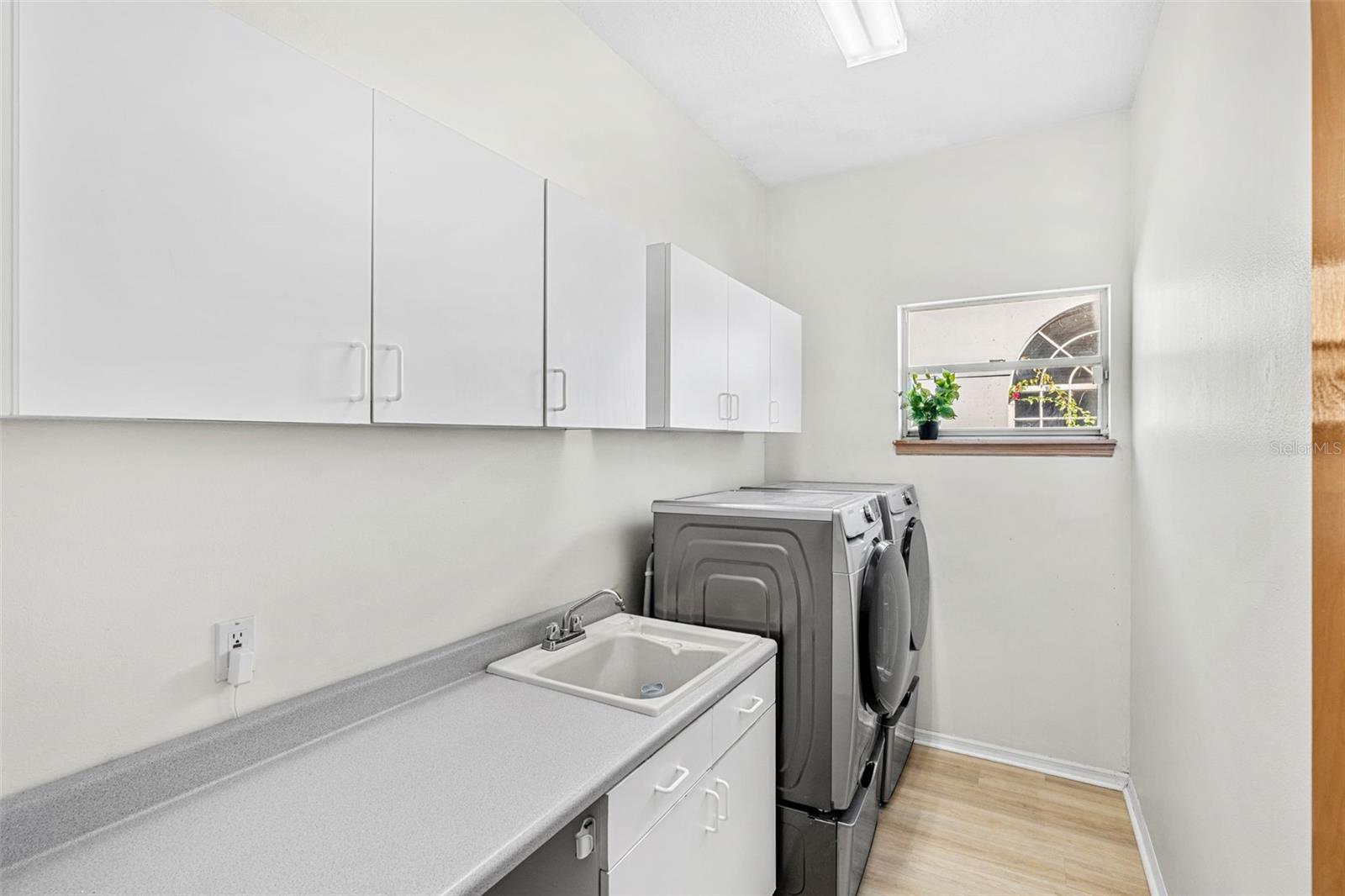 Image 22 of 34 For 8449 Island Palm Circle