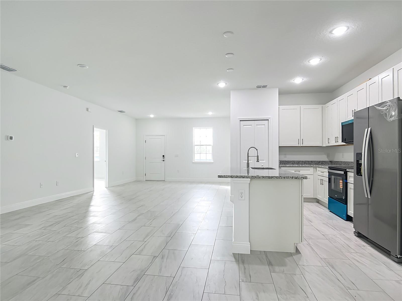 Listing photo id 10 for 5736 Claremont Drive