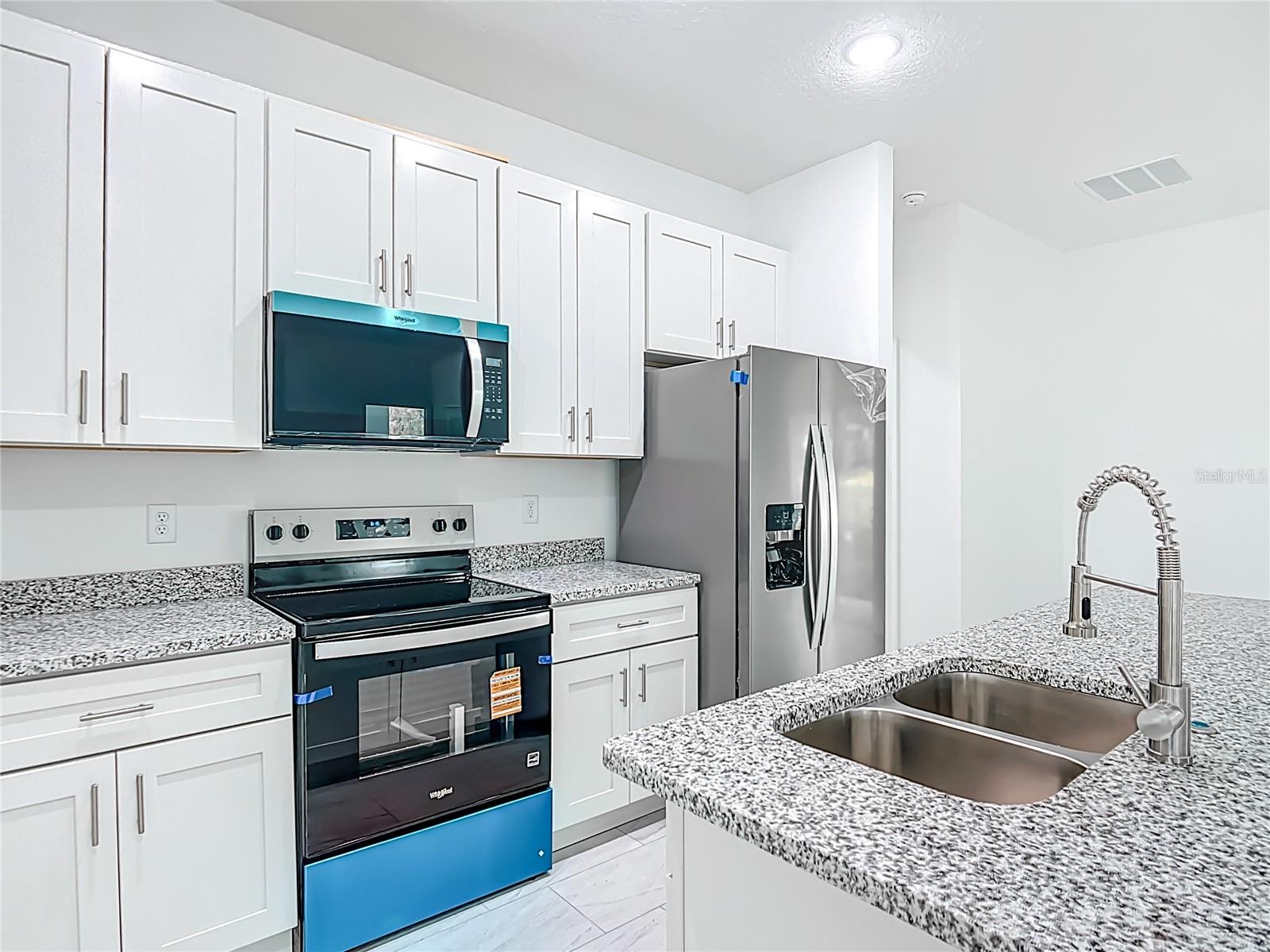 Listing photo id 12 for 5736 Claremont Drive