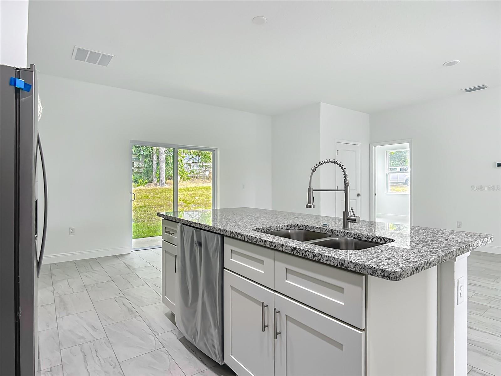 Listing photo id 13 for 5736 Claremont Drive