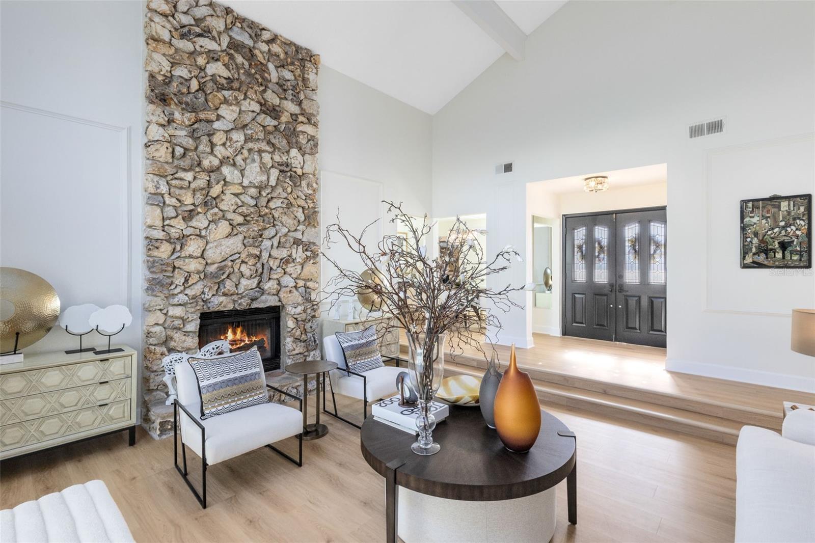 Listing photo id 2 for 404 Charleswood Avenue