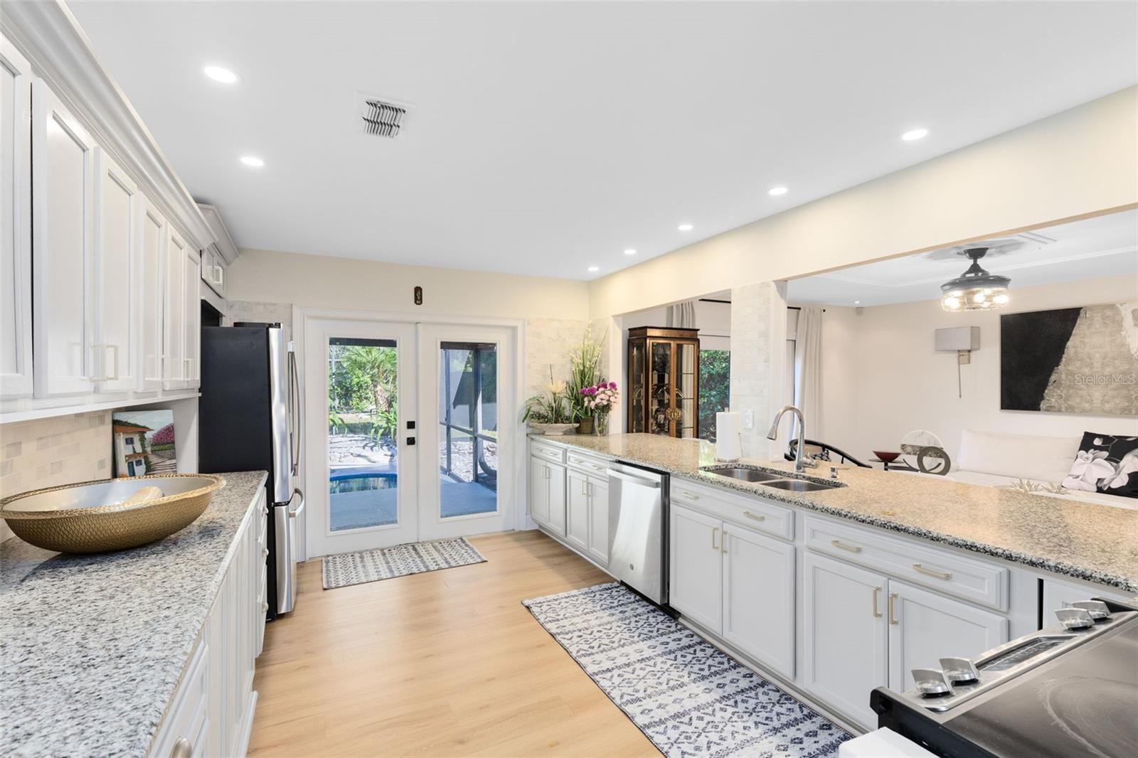 Listing photo id 3 for 404 Charleswood Avenue