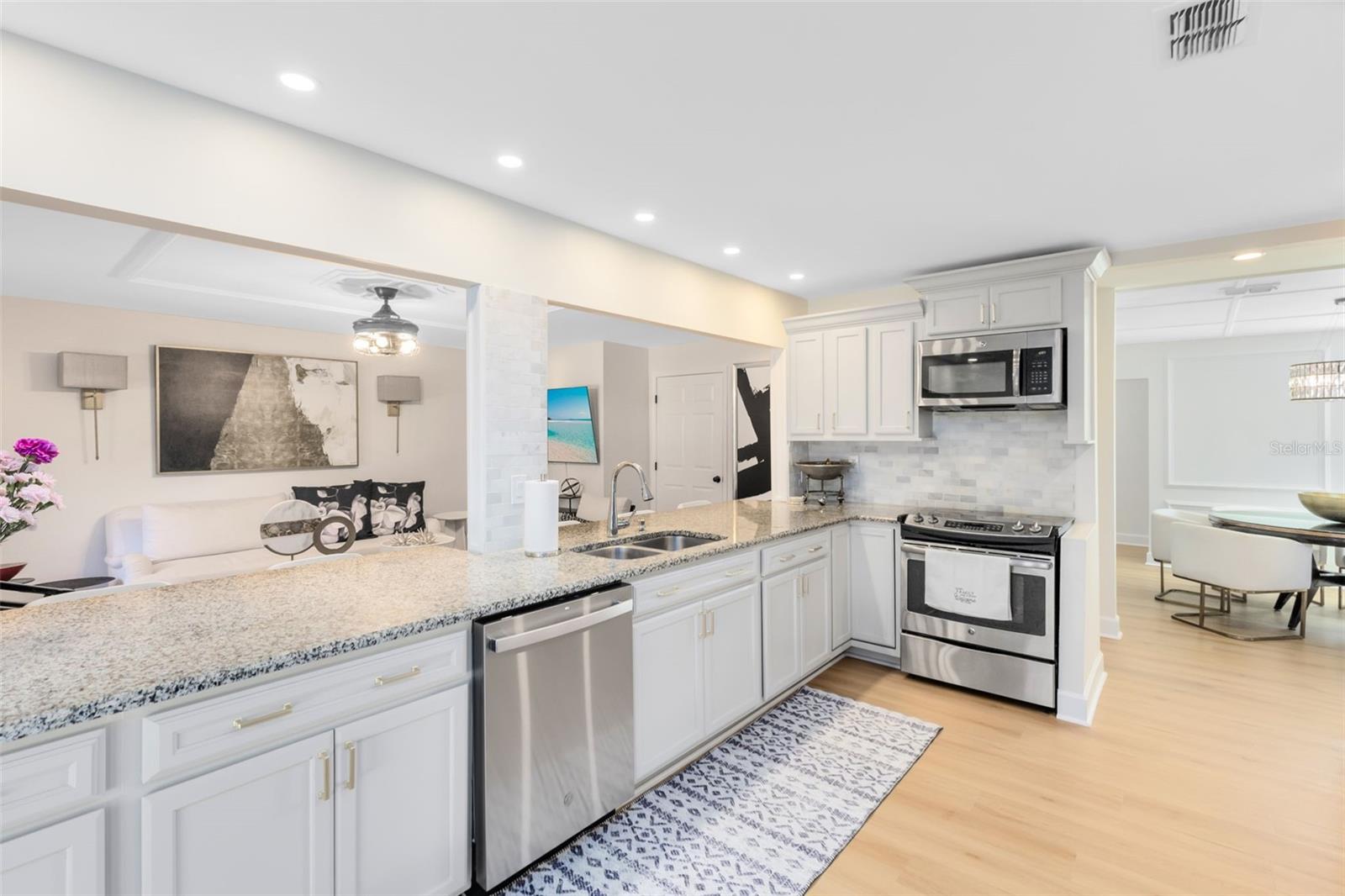 Listing photo id 4 for 404 Charleswood Avenue